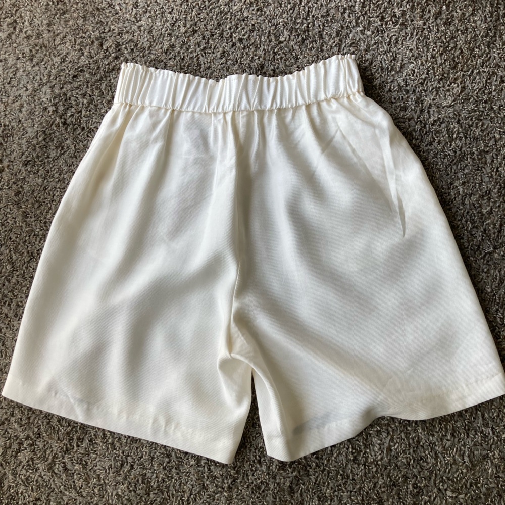 H&M Cream High Waist Relaxed Fit Shorts - Picture 4 of 7